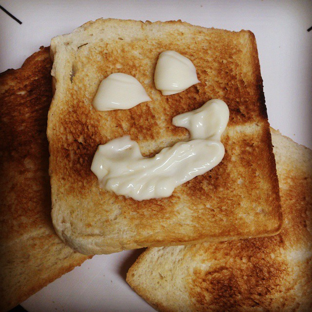 funny-toast-smiley-face-bread-sandwich-mayonnaise