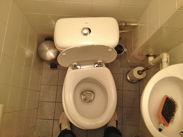 toilet-feet-bathroom-funny-dirty-clean
