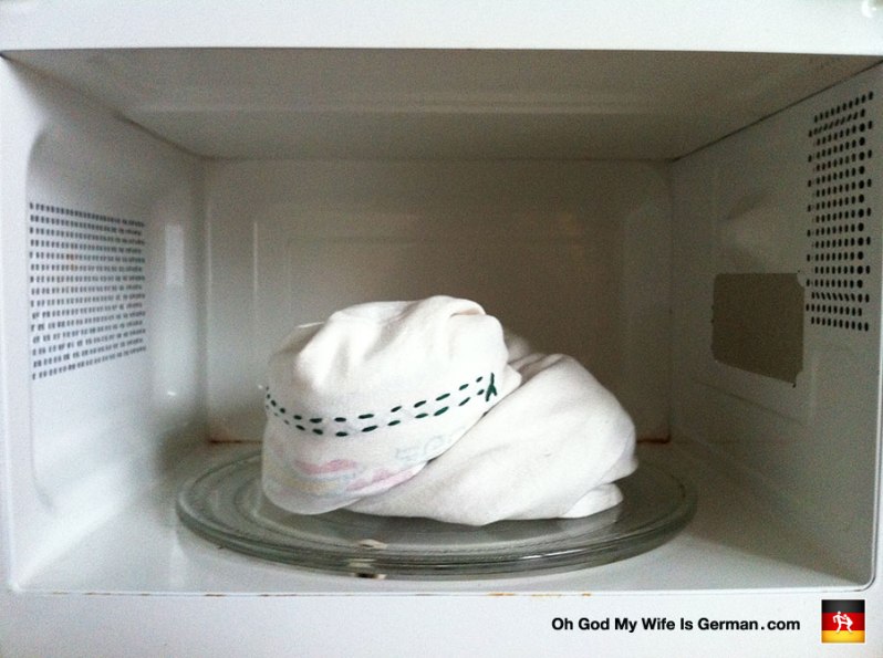 leschi-warming-pillow-in-microwave-with-towel