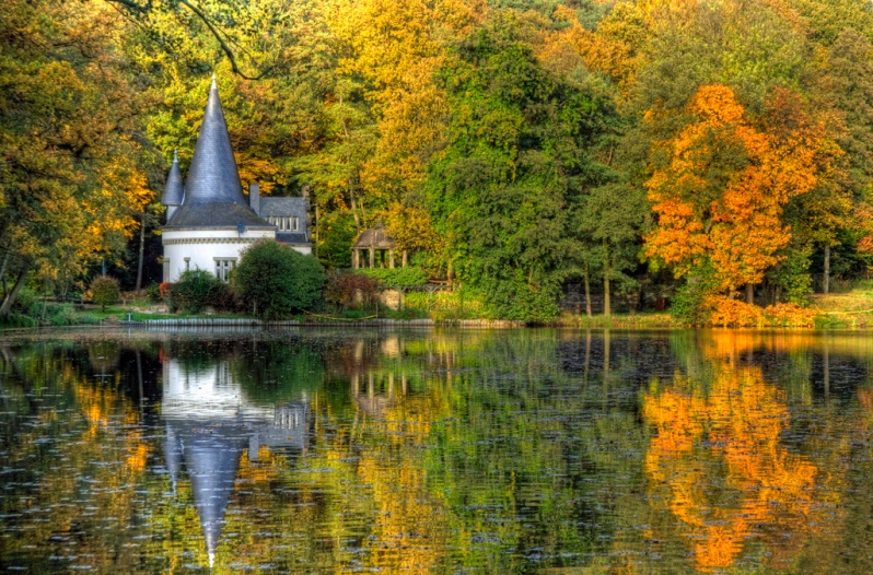 Fall-in-Germany-Autumn-Herbst-Castle-Lake