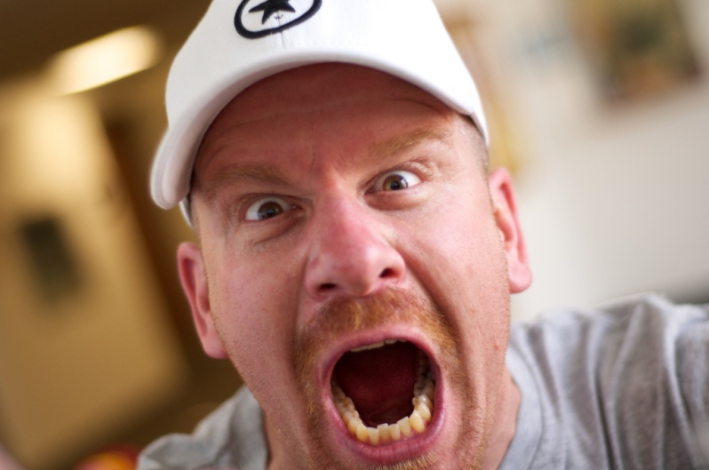 funny-angry-screaming-man-tourist-ball-cap