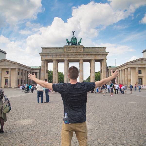 funny-brandenburg-gate-american-tourist